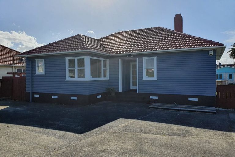 Photo of property in 1 Coles Crescent, Papakura, 2110