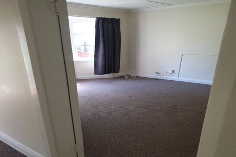 Photo of property in 64 Maupuia Road, Maupuia, Wellington, 6022