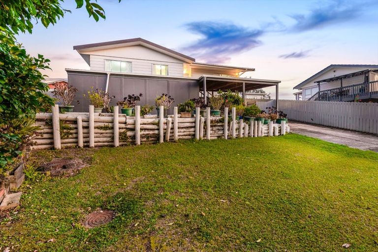 Photo of property in 22 Styca Place, Sunnyvale, Auckland, 0612