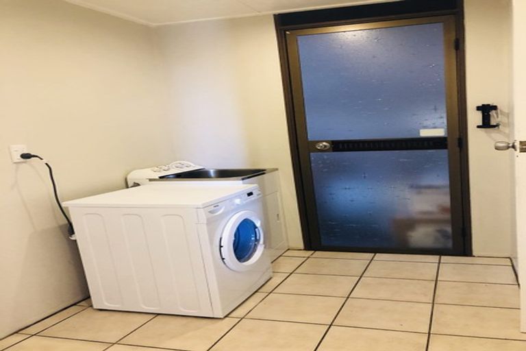 Photo of property in 11 Halldene Terrace, Red Beach, 0932