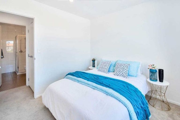 Photo of property in Apollo Apartments, 201/46 Rosedale Road, Rosedale, Auckland, 0632