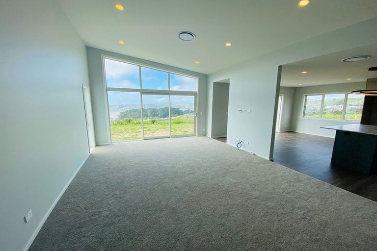 Photo of property in 36 Queen Charlotte Drive, Aotea, Porirua, 5024