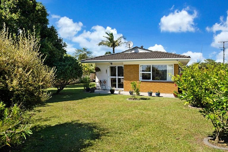 Photo of property in 1/2 Wallace Road, Ranui, Auckland, 0612