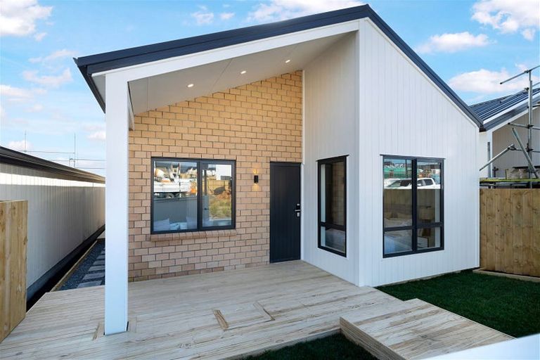 Photo of property in 42 Neretva Avenue, Massey, Auckland, 0614