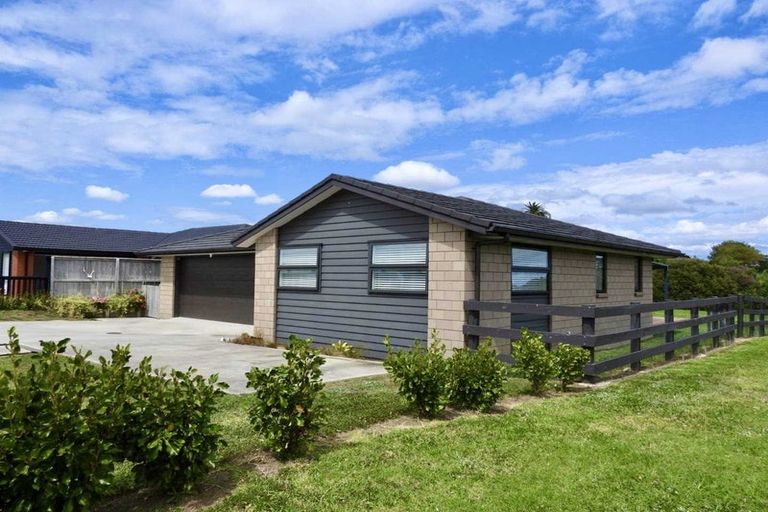 Photo of property in 35 Tahuna Minhinnick Drive, Glenbrook, 2681