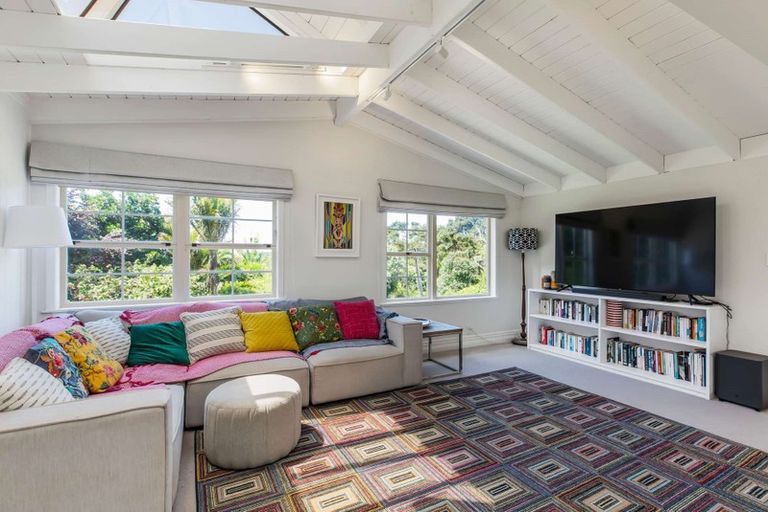 Photo of property in 207 Woodlands Park Road, Titirangi, Auckland, 0604