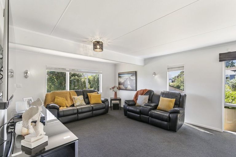 Photo of property in 15 Dalwhinnie Parade, Highland Park, Auckland, 2010