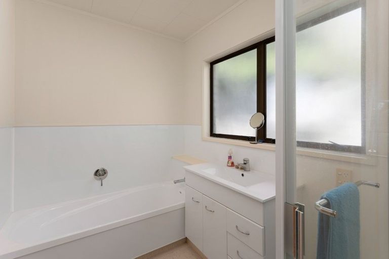 Photo of property in 33 Oratia Street, Waikanae Beach, Waikanae, 5036