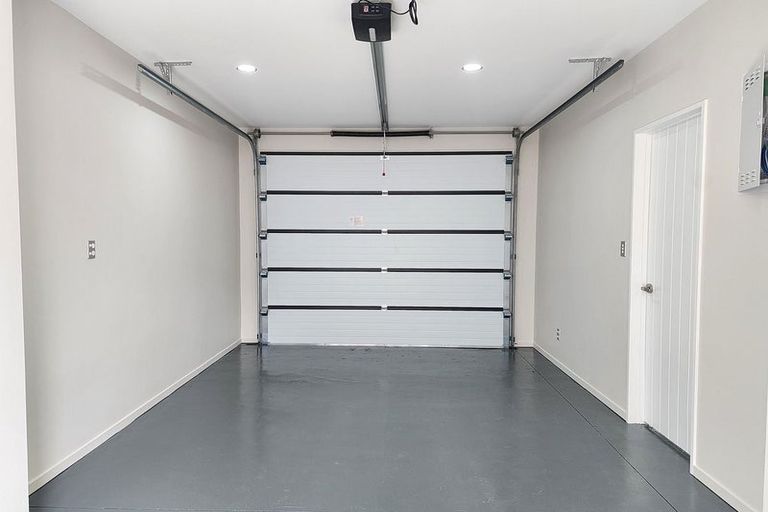 Photo of property in 22b Totaravale Drive, Totara Vale, Auckland, 0629