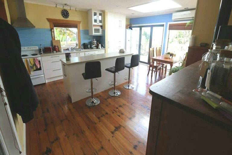 Photo of property in 666 South Titirangi Road, Titirangi, Auckland, 0604