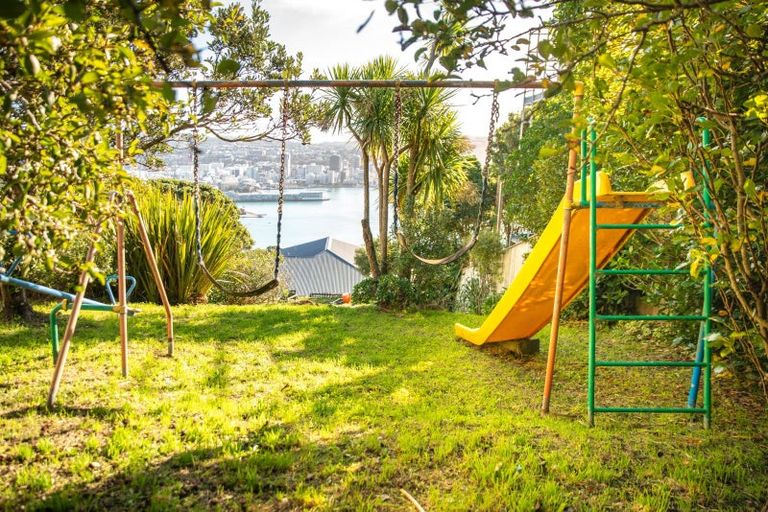 Photo of property in 37 The Crescent, Roseneath, Wellington, 6011