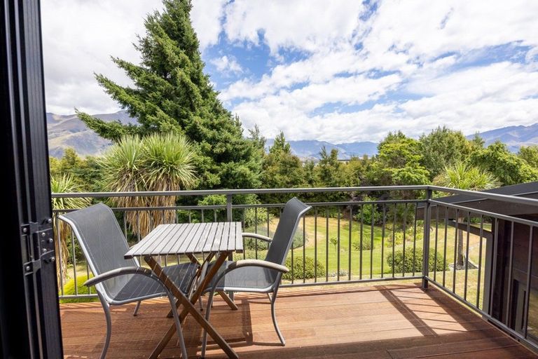 Photo of property in 10 Minaret Ridge, Wanaka, 9305