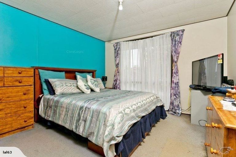 Photo of property in 80 Totaravale Drive, Totara Vale, Auckland, 0629