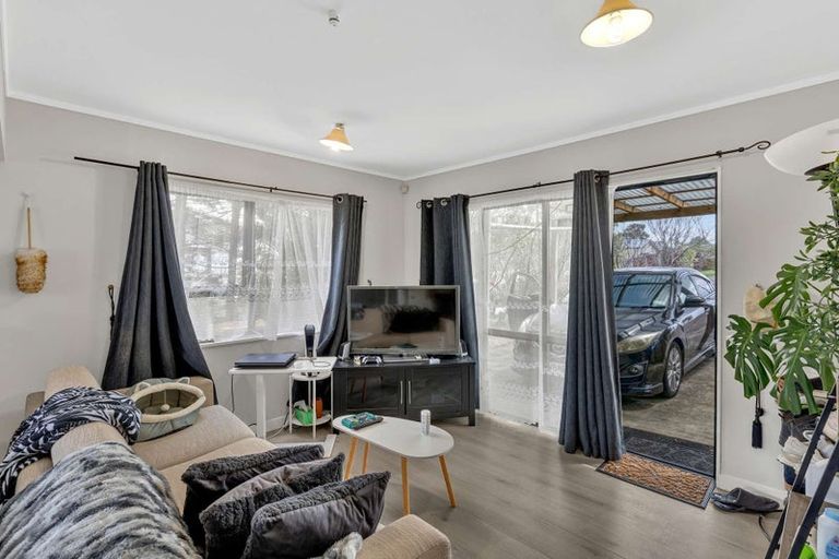 Photo of property in 2/23 Flaunty Place, West Harbour, Auckland, 0618