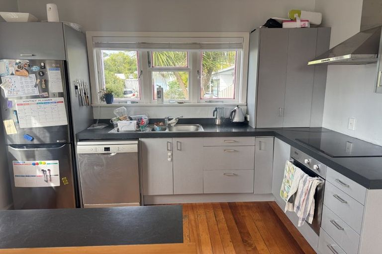 Photo of property in 1/2 Riverview Road, New Lynn, Auckland, 0600