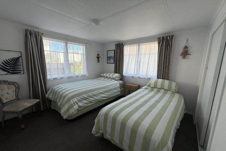 Photo of property in 15 Karoro Road, One Tree Point, 0118