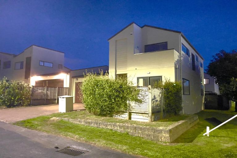 Photo of property in 32 Spalding Rise, Golflands, Auckland, 2013