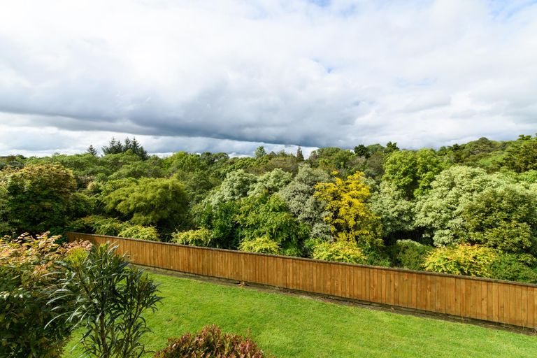 Photo of property in 11 Greenwood Place, Fitzherbert, Palmerston North, 4410