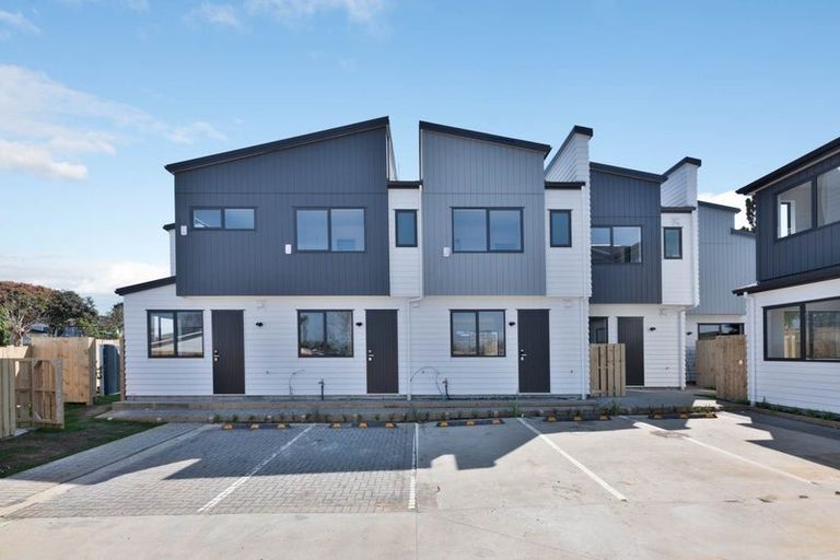 Photo of property in 2/10 Becker Drive, Weymouth, Auckland, 2103