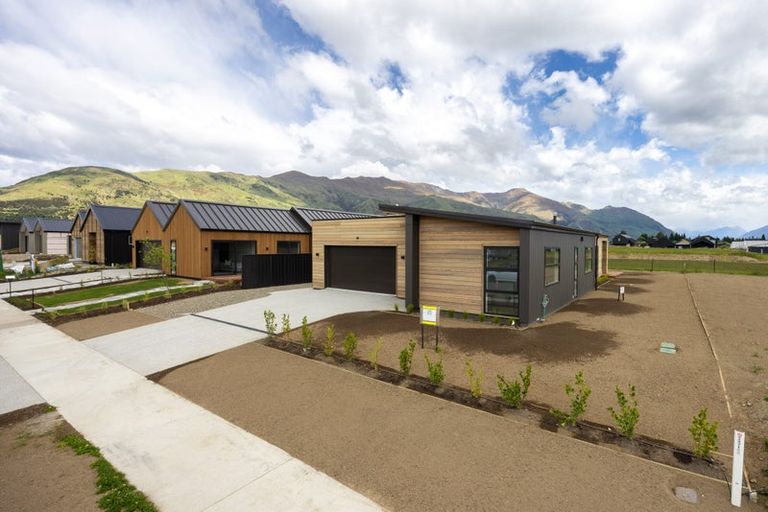 Photo of property in 17 Packer Road, Wanaka, 9382