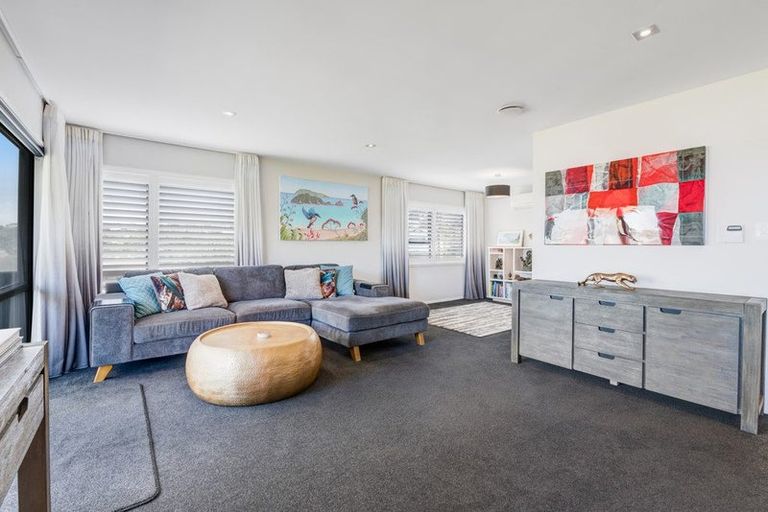 Photo of property in 15 Leiden Place, Totara Vale, Auckland, 0629