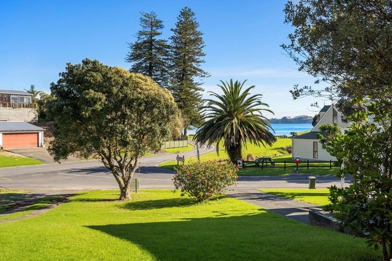 Photo of property in 7 Du Fresne Place, Russell, 0202