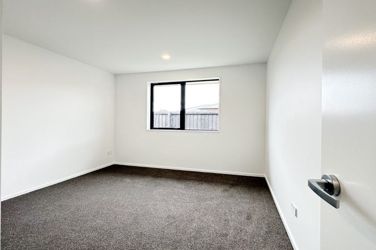 Photo of property in 33 Akoranga Place, Hornby, Christchurch, 8042