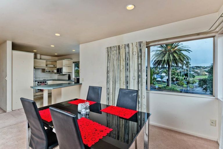 Photo of property in 8 Mandeville Place, Unsworth Heights, Auckland, 0632