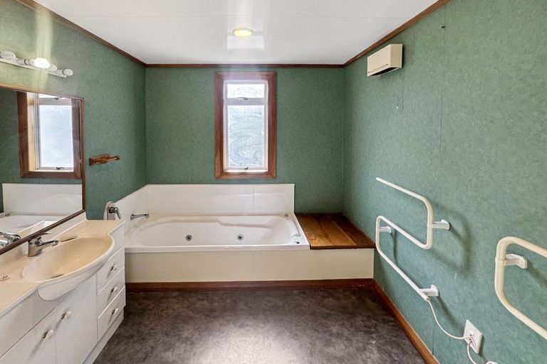 Photo of property in 1 Parkes Avenue, Saint Johns Hill, Whanganui, 4501