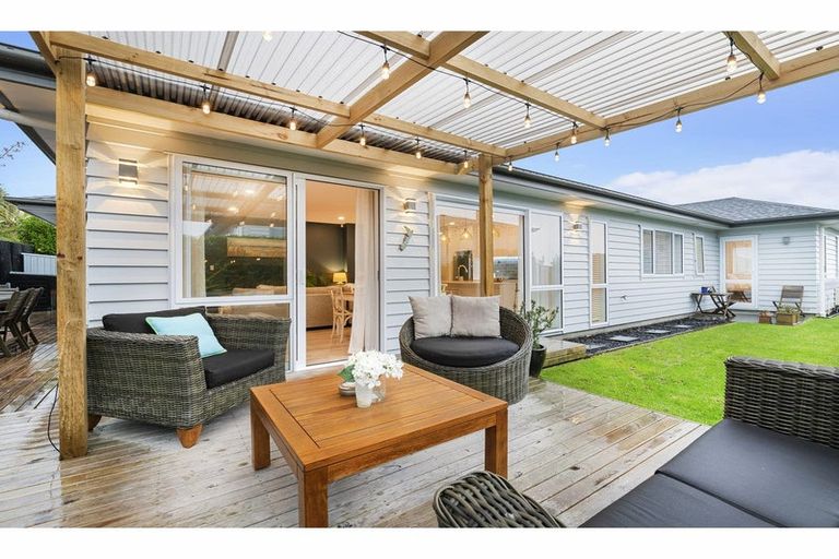Photo of property in 22 Boocock Crescent, Orewa, 0931
