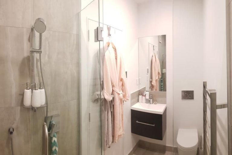 Photo of property in 1f Wilkinson Street, Oriental Bay, Wellington, 6011