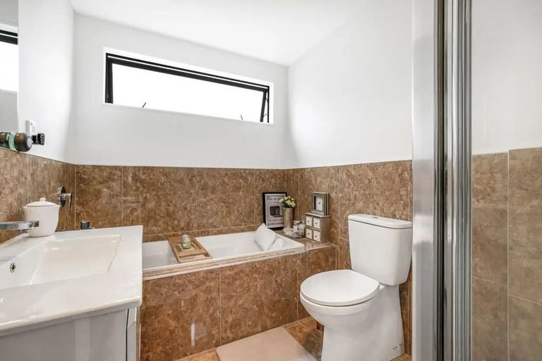 Photo of property in 7 Bloom Crescent, Sunnyvale, Auckland, 0612