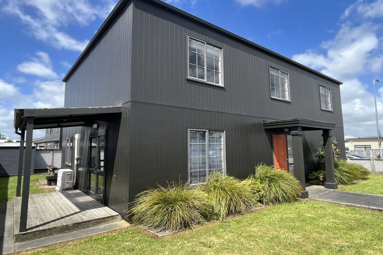 Photo of property in 1 Cleland Street, Palmerston North, 4410