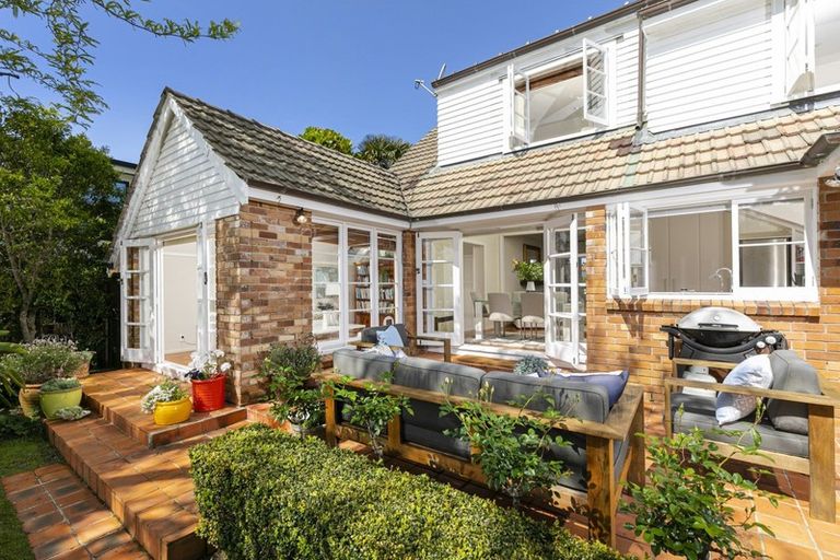 Photo of property in 8 Frieston Road, Milford, Auckland, 0620