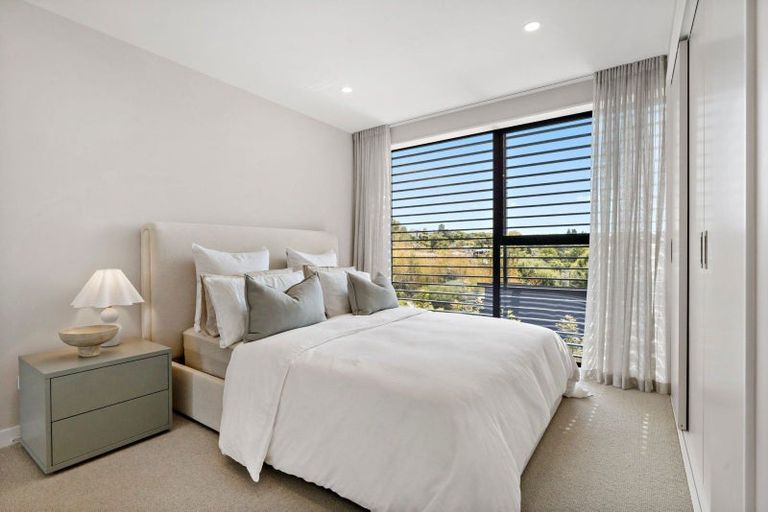 Photo of property in 21b Arahia Street, Northcote, Auckland, 0627