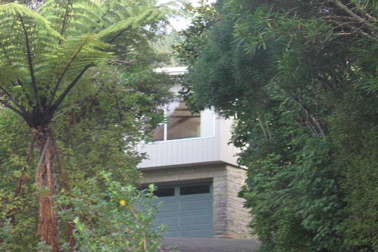 Photo of property in 100 Larsen Crescent, Tawa, Wellington, 5028