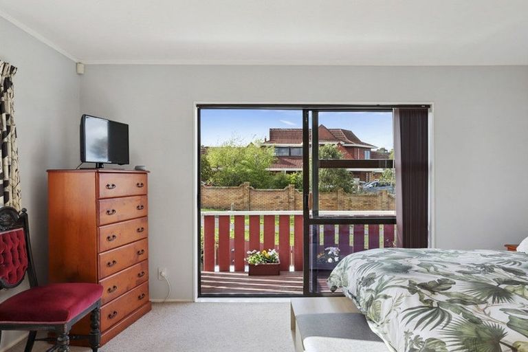 Photo of property in 2/9 Milwaukee Place, Glendene, Auckland, 0602
