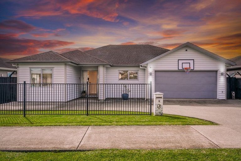Photo of property in 4 Lewis Younie Road, Kumeu, 0810