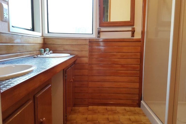 Photo of property in 28 Sunward Rise, Glenfield, Auckland, 0629