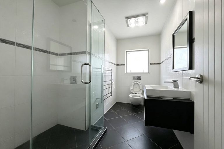 Photo of property in 16 Lakeridge Close, Northcross, Auckland, 0632