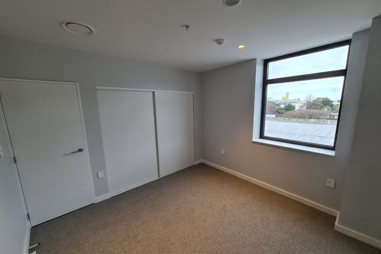 Photo of property in Unit 201,l2, 201/14 Laings Road, Hutt Central, Lower Hutt, 5010