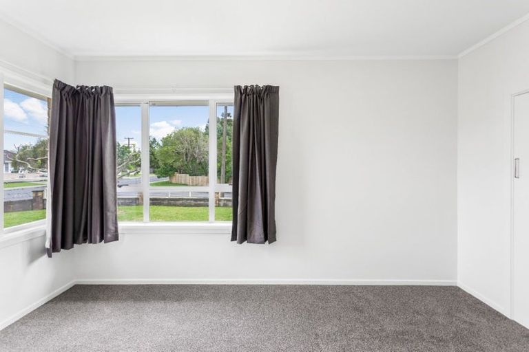 Photo of property in 16 Serjeant Street, Henderson, Auckland, 0612