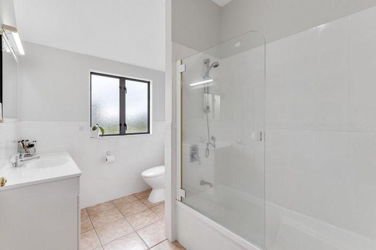 Photo of property in 3a Cron Avenue, Te Atatu South, Auckland, 0610