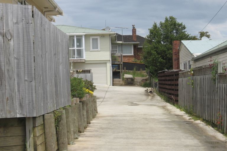 Photo of property in 2/5 Winifred Avenue, Bayview, Auckland, 0629