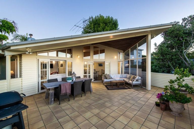 Photo of property in 2/93 Kowhai Road, Mairangi Bay, Auckland, 0630