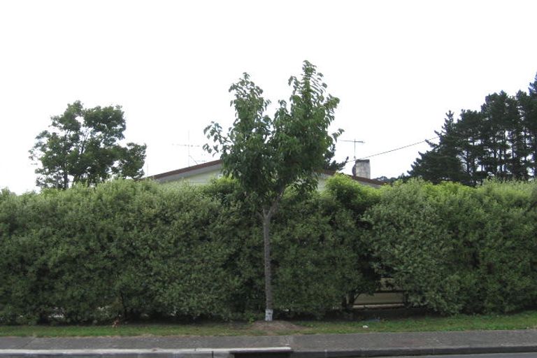 Photo of property in 2/190 Beach Haven Road, Beach Haven, Auckland, 0626