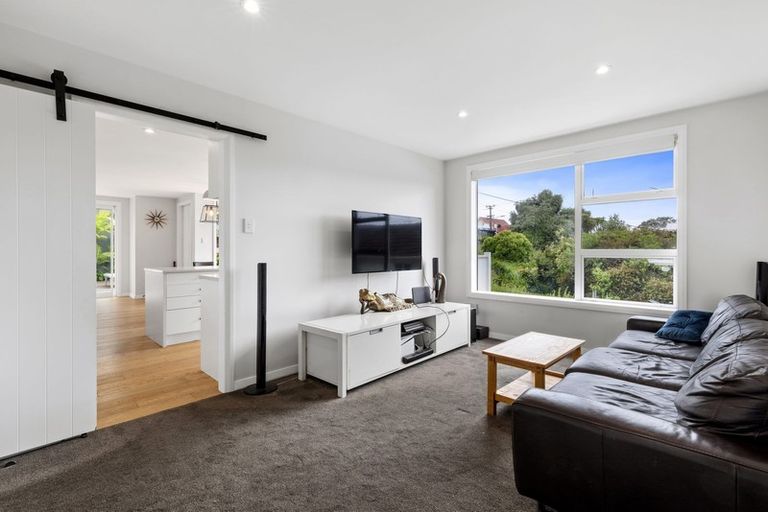 Photo of property in 2/39 Old Lake Road, Narrow Neck, Auckland, 0624