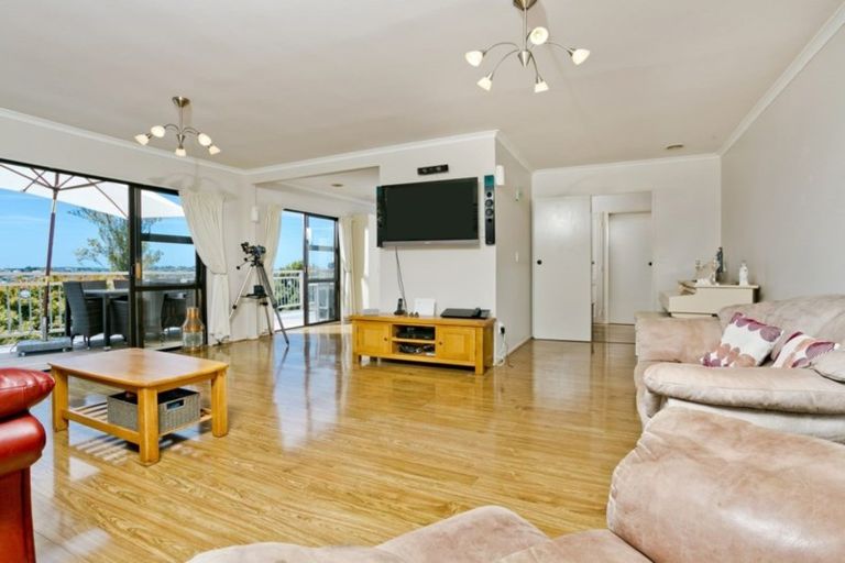 Photo of property in 2/14 Ridge Road, Waiake, Auckland, 0630