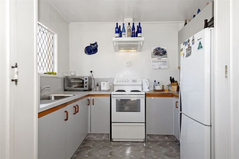 Photo of property in 1/28 Nikau Street, New Lynn, Auckland, 0600