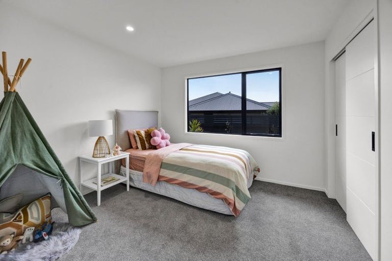 Photo of property in 2 Marsden Place, Hurworth, New Plymouth, 4310